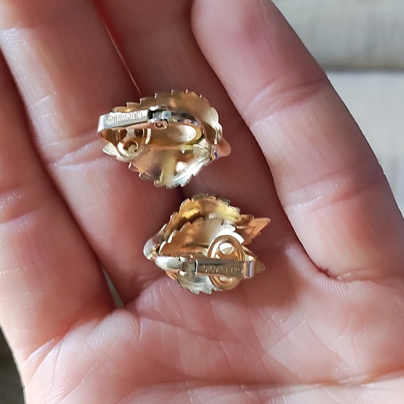 GIOVANNI VINTAGE GOLD-TONE DOUBLE LEAF DROP CLIP-ON .8" EARRINGS - Picture 6 of 9